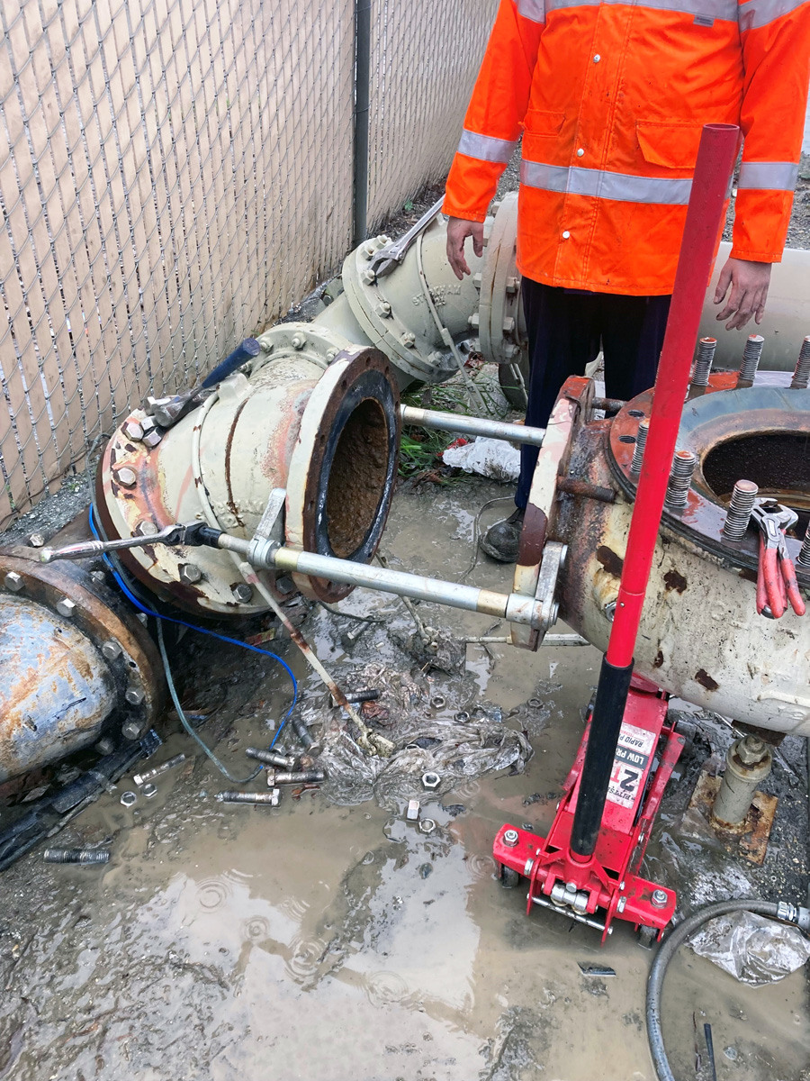 Water Departments Saving Time and Labor With Valve-Out Flange Spreader