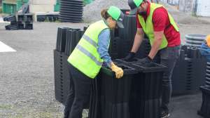 Connecting the crate