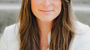 Jennifer Moss Headshot