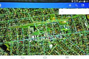 Image 3 gis on mobile phones blurred 171031 133511