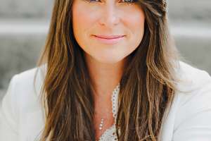 Jennifer Moss Headshot